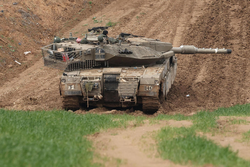 טנקים ישראלים צופים על צפון רצועת עזה