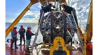 הגלאי הכדורי, באמצעותו זוהה חלקיק נייטרינו אנרגטי פי 30 יותר מכל נייטרינו קודם, במימי הים התיכון