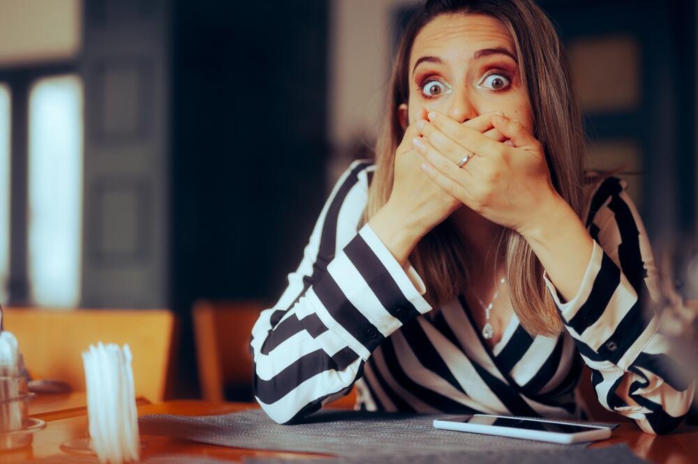 אישה מגהקת גיהוק