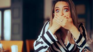 אישה מגהקת גיהוק