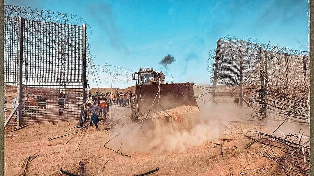 Hamas terrorists break through the Gaza border fence on October 7, 2023 פריצת הגדר ב־7 באוקטובר