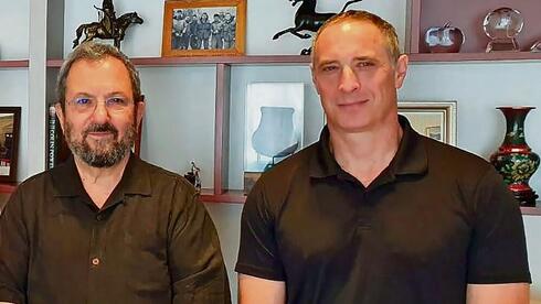 אהוד שניאורסון ואהוד ברק (מימין)