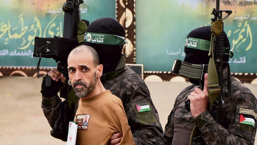 Эли Шараби в момент освобождения из плена ХАМАСа (Фото: Abdel Kareem Hana, AP) אלי שרעבי משוחרר משבי חמאס
