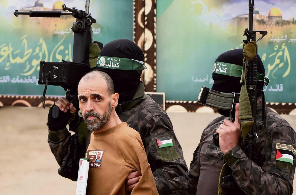 Эли Шараби в день освобождения из плена ХАМАСа (Фото: Abdel Kareem Hana, AP) אלי שרעבי משוחרר משבי חמאס