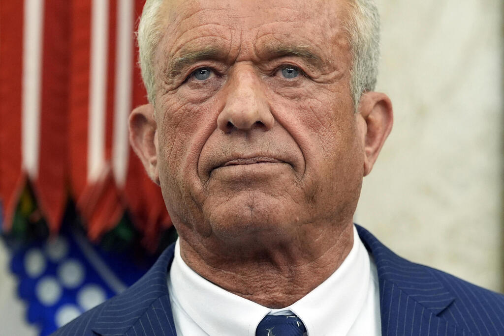 'I’m very proud of this.' Robert F. Kennedy Jr. (Photo: Alex Brandon/AP) שר הבריאות של ארה"ב רוברט קנדי ג'וניור נשבע אמונים לצד טראמפ בבית הלבן