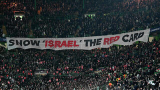 השלט של אוהדי סלטיק נגד ישראל