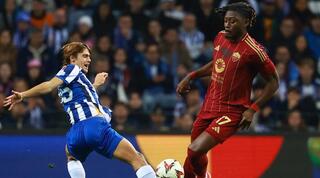 רודריגו מורה מנסה לעצור את מאנו קונה