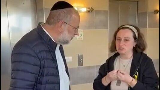 ילנה טרופנוב, אימו של סשה שצפוי להשתחרר משבי החמאס , עם הרב שלמה רענן  יו"ר "איילת השחר", "אני מבקשת מעם ישראל תדליקו בבקשה נרות שבת