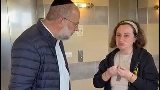 ילנה טרופנוב, אימו של סשה שצפוי להשתחרר משבי החמאס , עם הרב שלמה רענן  יו"ר "איילת השחר", "אני מבקשת מעם ישראל תדליקו בבקשה נרות שבת