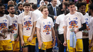 שחקן מכבי ת"א רוקאס יוקובאיטיס עם רפי מנקו, ג'ייק כהן, טרביון וויליאמס, רומן סורקין