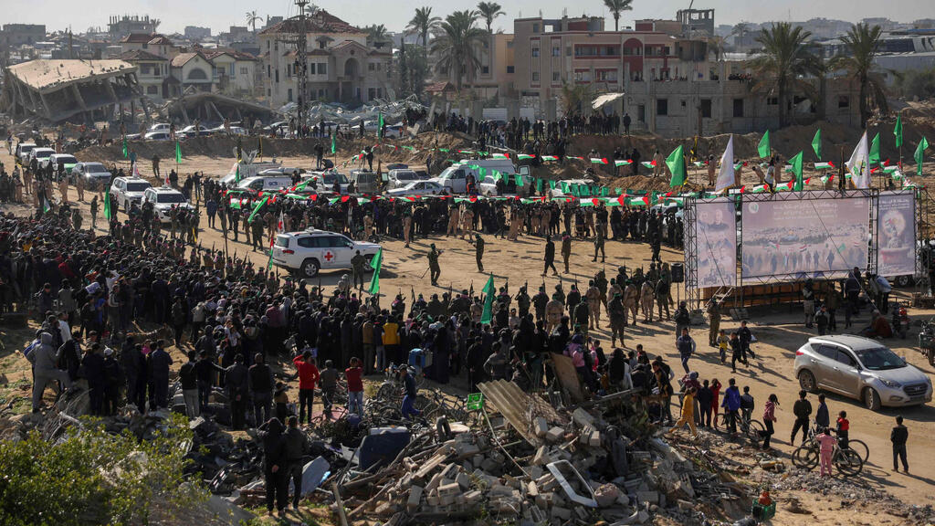העברת  יאיר הורן, שגיא דקל-חן וסשה טרופנוב לצלב האדום