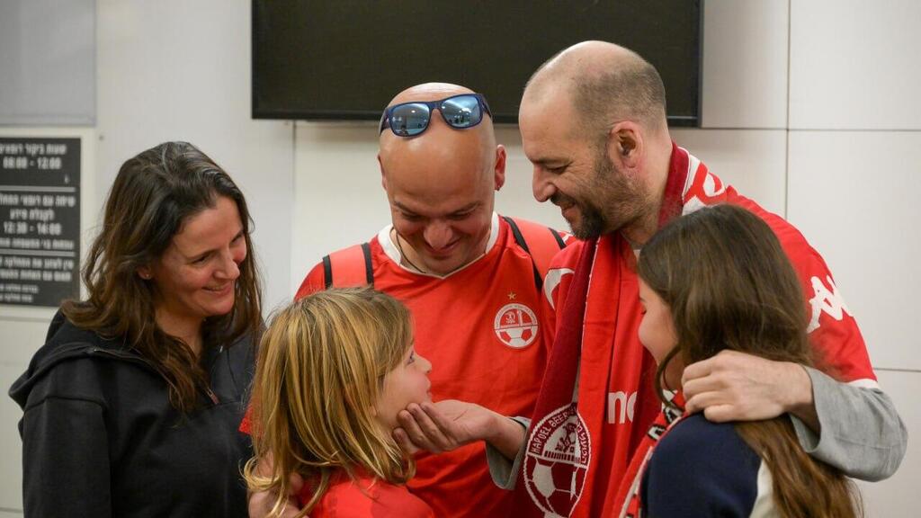  יאיר הורן נפגש עם משפחתו בבית החולים איכילוב