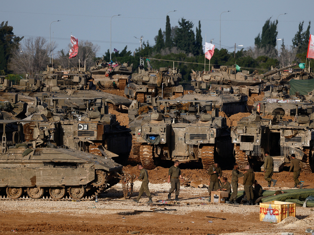 IDF soldiers on the Gaza border (Photo: Reuters) לוחמי צה"ל בגבול עם רצועת עזה