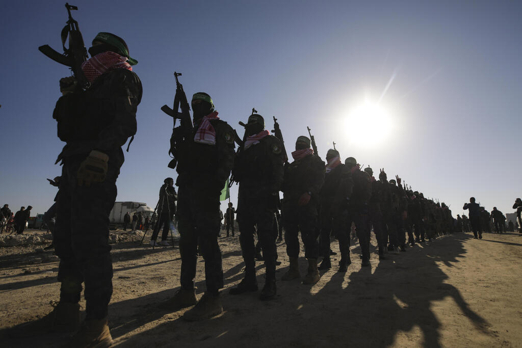 Photo: AP/Jehad Alshrafi העברת יאיר הורן, שגיא דקל-חן וסשה טרופנוב לצלב האדום