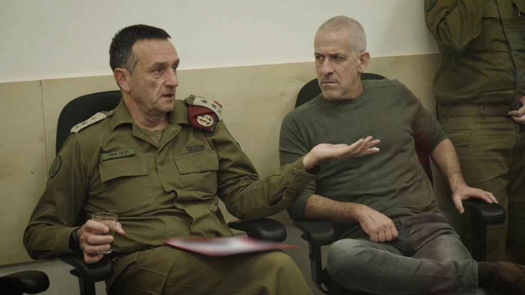 Herzi Halevi and Ronen Bar (Photo: IDF) הרמטכ"ל הרצי הלוי וראש השב"כ רונן בר בחמ"ל השבויים והנעדרים