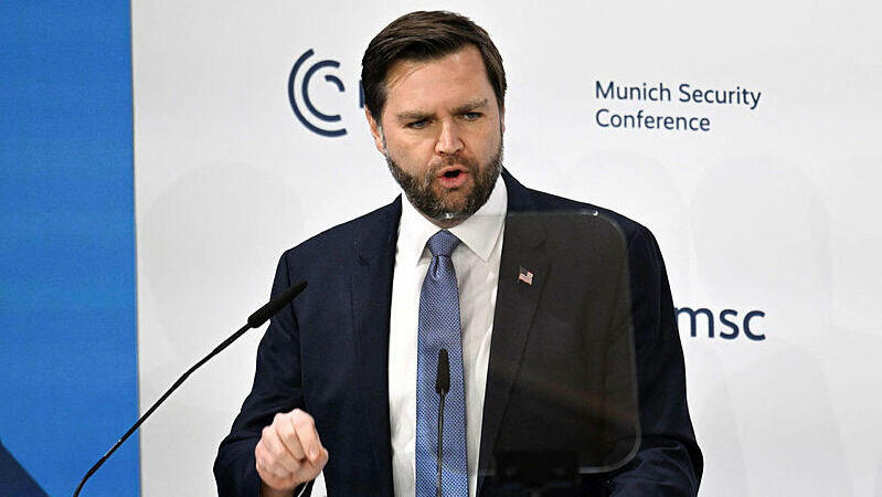 US Vice President JD Vance suggested that the Israelis were going to drag the country into war, (Photo: Thomas Kienzle/AFP) סגן נשיא ארה"ב ג'יי די ואנס נואם בוועידת הביטחון במינכן