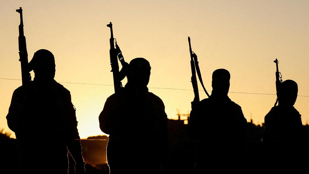 מחבלי חמאס באיזור שחרור החטופים בעזה