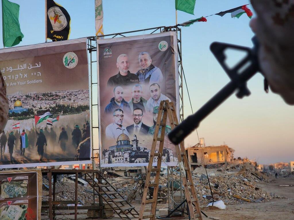 הבמה בחאן יונס לקראת העברת החטופים