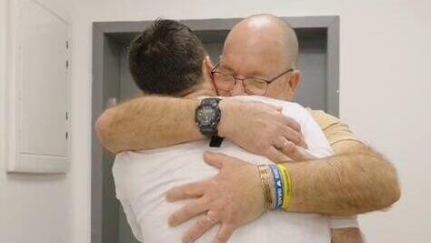 שגיא דקל-חן נפגש עם משפחתו לראשונה