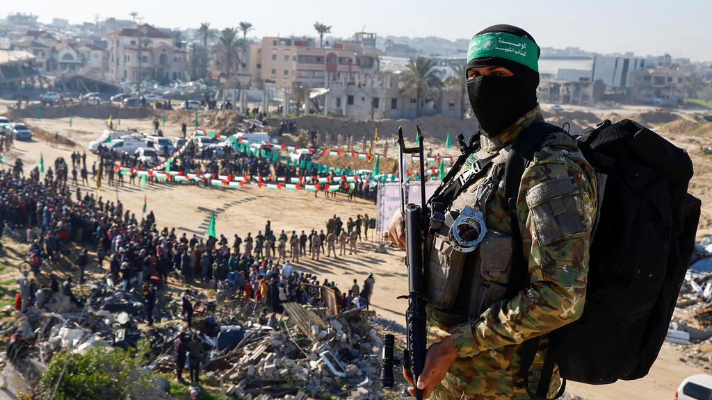 Photo: REUTERS/Hatem Khaled העברת יאיר הורן, שגיא דקל-חן וסשה טרופנוב לצלב האדום