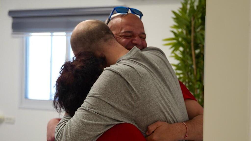 יאיר הורן נפגש עם משפחתו לראשונה