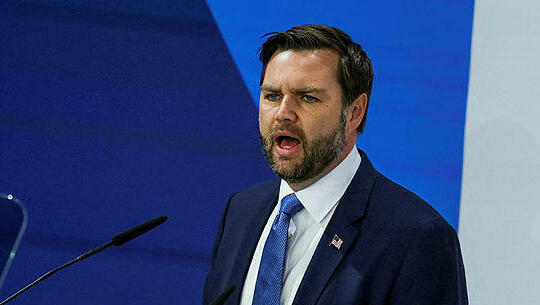 סגן נשיא ארה"ב ג'יי די ואנס נואם בוועידת הביטחון במינכן