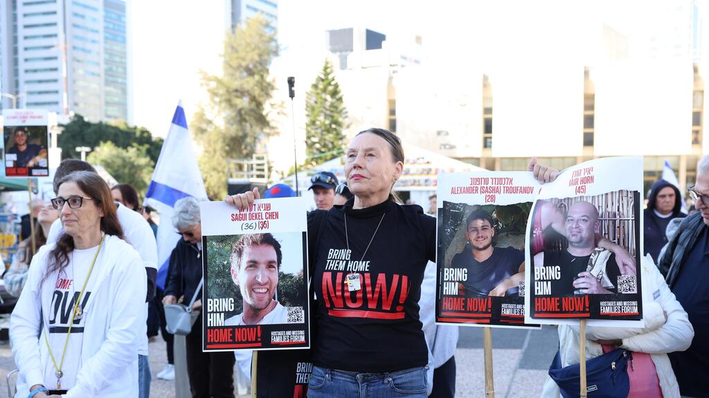 כיכר החטופים בזמן שחרור יאיר הורן, שגיא דקל-חן וסשה טרופנוב