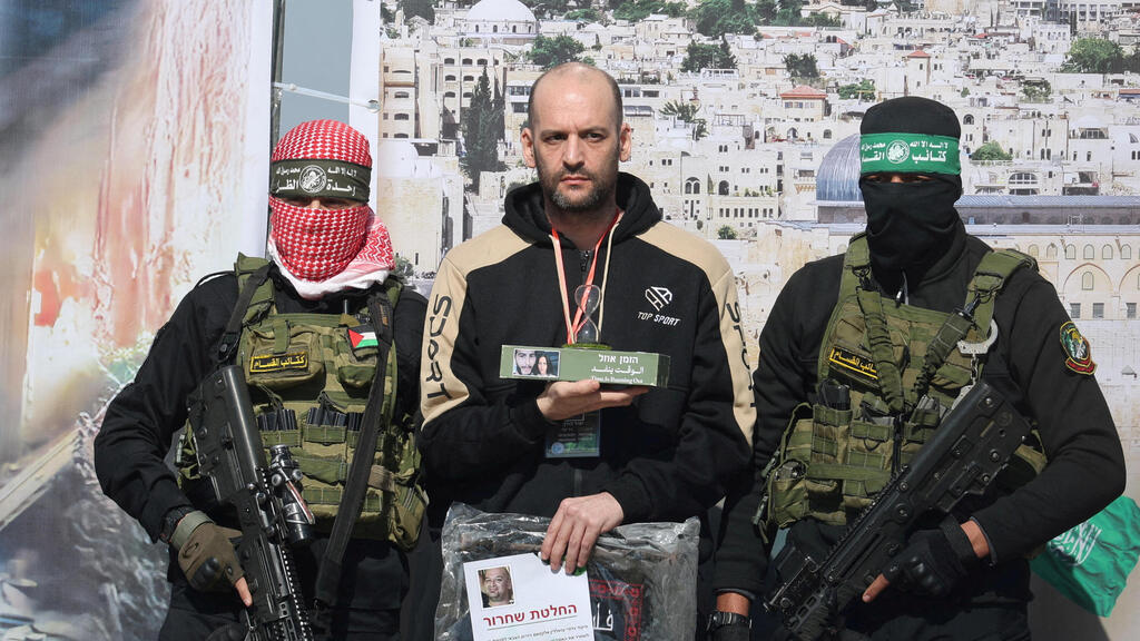 שעון חול עם תמונותיהם של מתן ועינב צנגאוקר על הבמה בחאן יונס