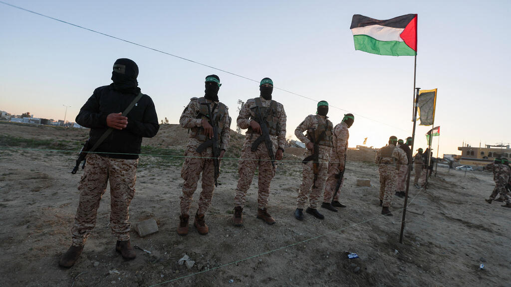 Hamas terrorists (Photo: Reuters/ Ramadan Abed) מחבלי חמאס באיזור שחרור החטופים בעזה