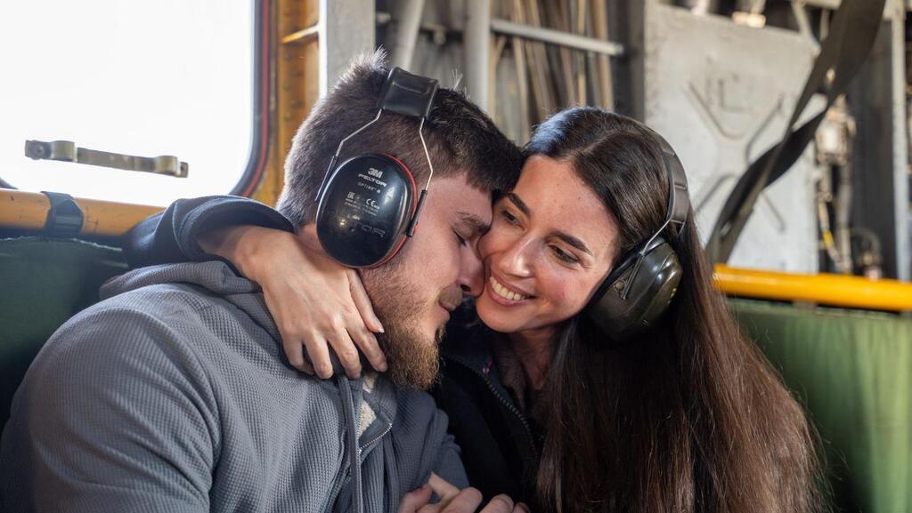 Sasha and his fiancee Sapir on the day of his release from captivity (Photo: IDF) סשה טרופנוב בדרך לבית החולים שיבא