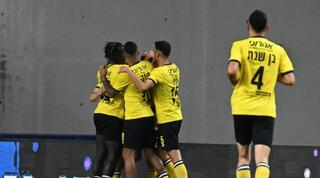 שחקני מכבי נתניה חוגגים