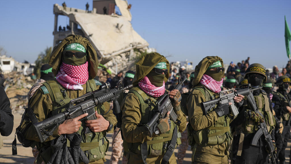 הבמה בחאן יונס לקראת העברת החטופים