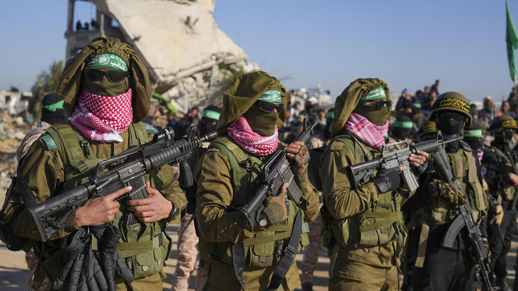 הבמה בחאן יונס לקראת העברת החטופים