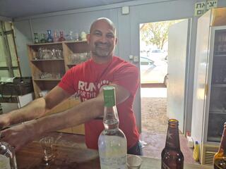 החברים של שגיא דקל-חן, יאיר הורן וסשה טרופנוב פתחו את הבר בניר עוז לכבודם