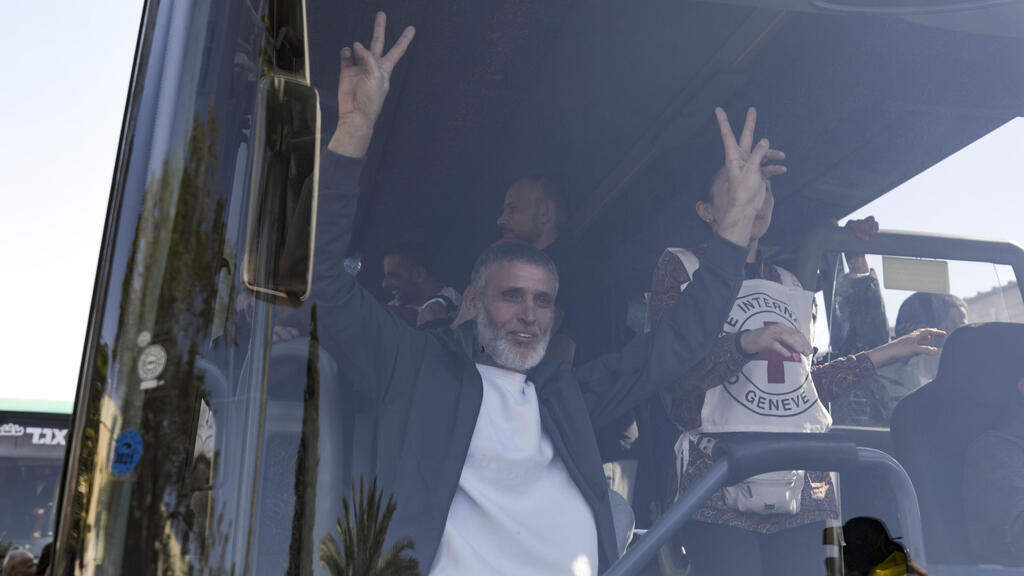 חגיגות וקבלת פנים בחאן יונס למחבלים ששוחררו מהכלא