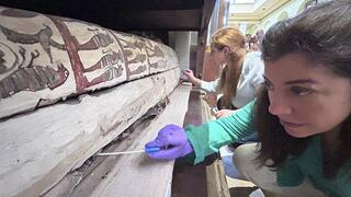 ד"ר ססיליה במביברה (משמאל), דוגמת סרקופג עתיק