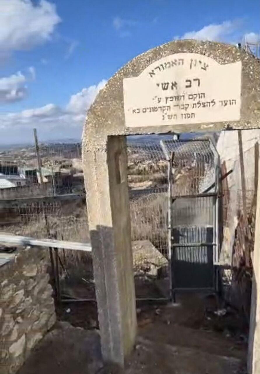 חסידי ברסלב מנסים לשפץ ולגדר את מתחם הקבר של הרב אש הנמצא בשטח לבנון