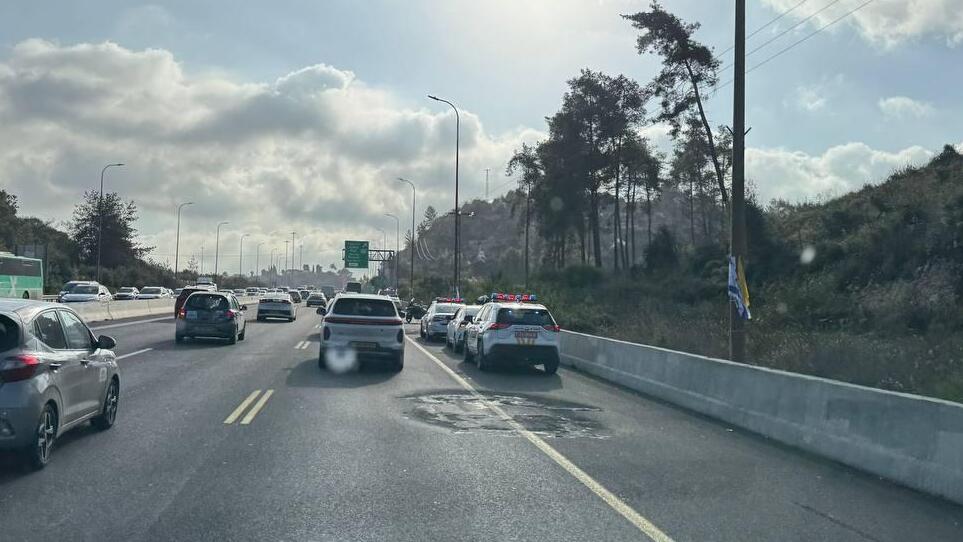 נהג רכב דרס שוטר תנועה בכביש 1 ונמלט מהמקום