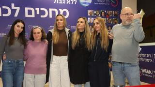 הצהרה לתקשורת של משפחות שורדי השבי שגיא דקל-חן וסשה טרופנוב בבית החולים שיבא