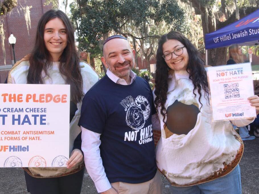 “Spread Cream Cheese Not Hate״. היוזמה של הסטודנטים היהודים