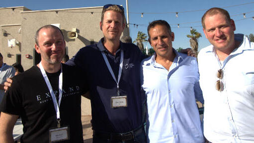להחזיר את ישראל למעמד של אומת סטרט-אפ ולקדם את הדרום. מימין: אליה וינטר ראש מועצת מצפה רמון, אורי אורון מנהל סוכנות החלל הישראלית, אורן חפץ מנהל פיתוח עסקי ב-JNF ורואי נאור, במצפה רמון 