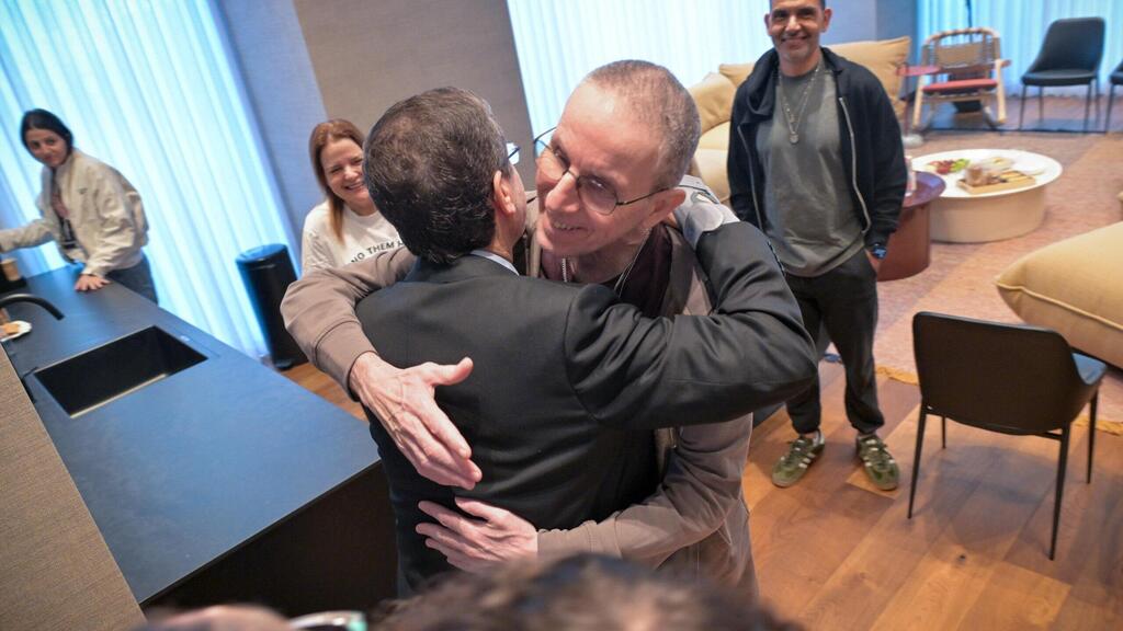 פגישתם של נשיא המדינה יצחק הרצוג עם שורד השבי אוהד בן עמי ומשפחתו