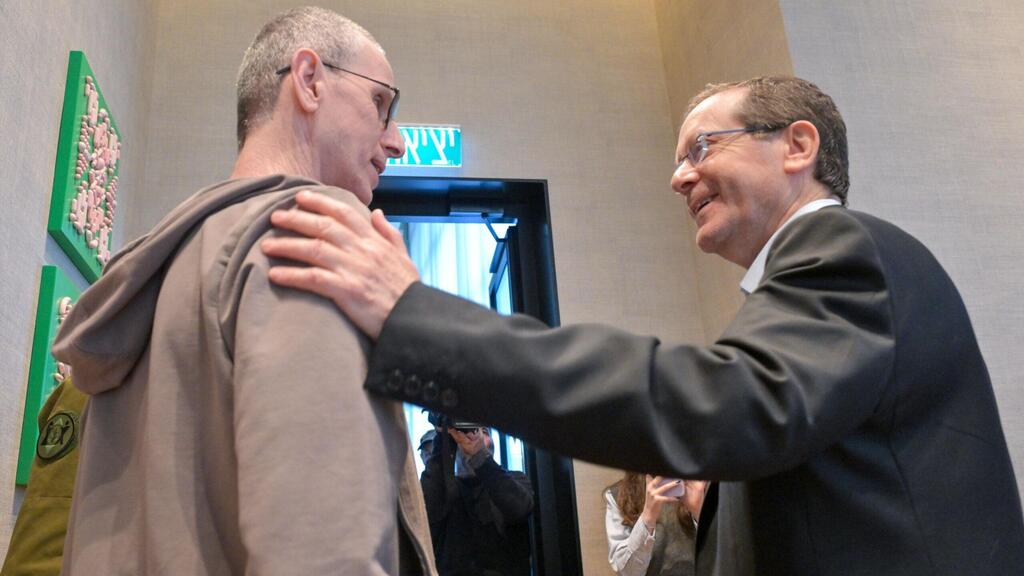 פגישתם של נשיא המדינה יצחק הרצוג עם שורד השבי אוהד בן עמי ומשפחתו