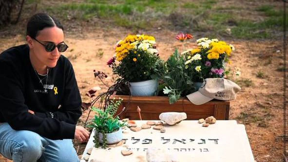 אמילי דמארי עולה לקבר של דניאל פלד ז"ל