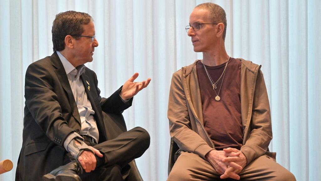 פגישתם של נשיא המדינה יצחק הרצוג עם שורד השבי אוהד בן עמי ומשפחתו