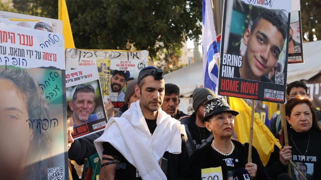 Protests calling for release of hostages (Photo: Alex Kolomoisky) משפחות החטופים מכריזות על 500 דקות צום ברחבת הכנסת תוך הצגת מיצג מחאה