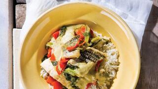 דג ברוטב קארי ירוק וחלב קוקוס