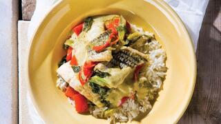 דג ברוטב קארי ירוק וחלב קוקוס