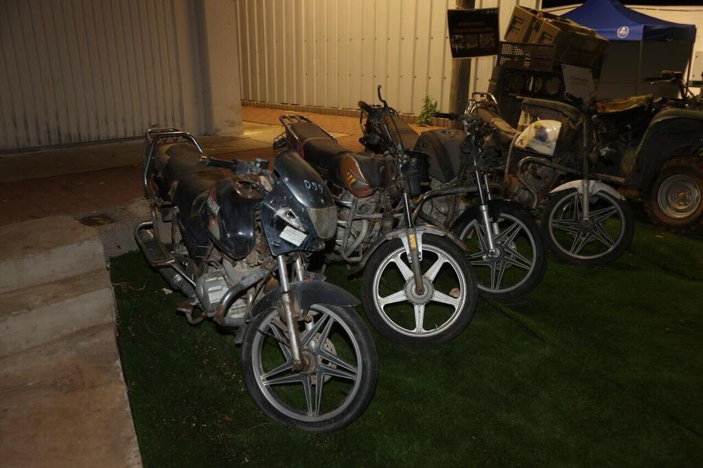 אופנועים של חמאס ששימשו בפלישה לישראל מוצגים בתצוגת השלל שצה"ל תפס במהלך מלחמת חרבות ברזל