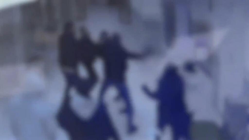 מורה מרביץ לתלמיד בבית ספר